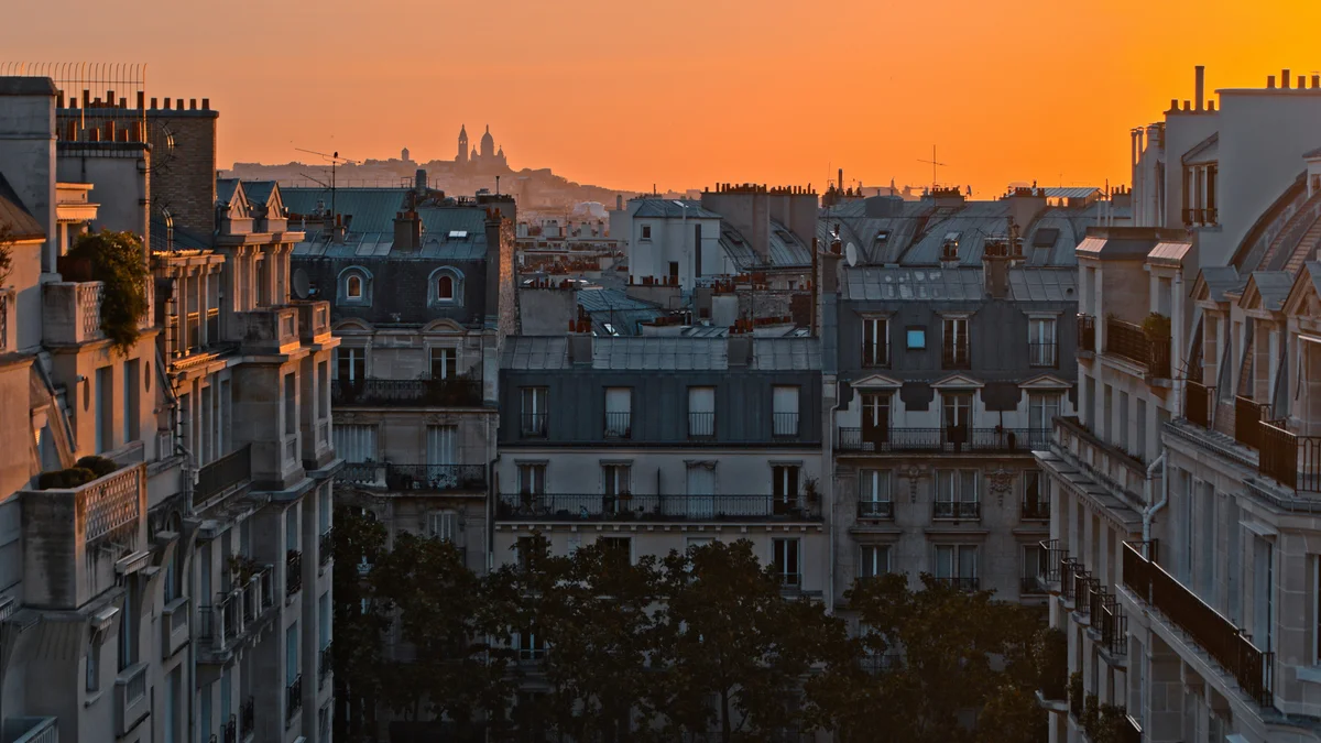 Vue sur les toits de Paris au coucher de soleil