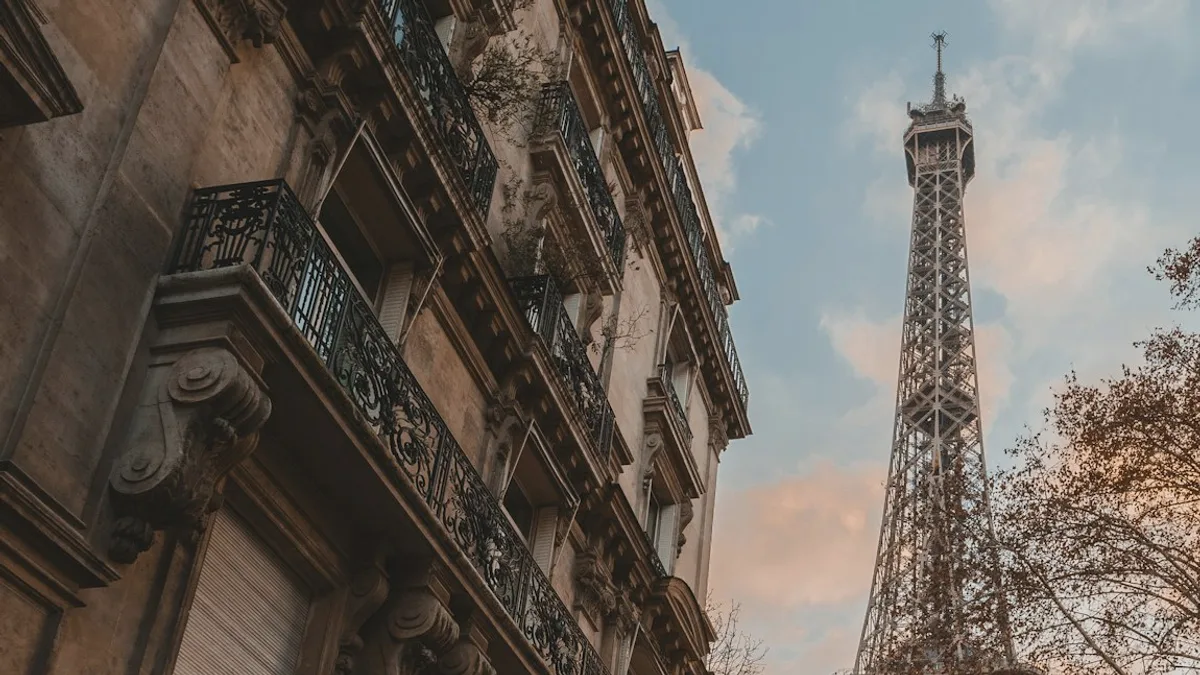Réunion de conseil en crédit immobilier pour profil atypique