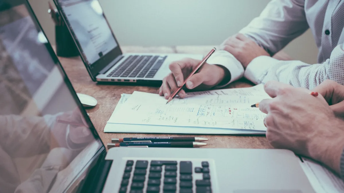 Freelance travaillant sur son ordinateur, crédit immobilier TNS